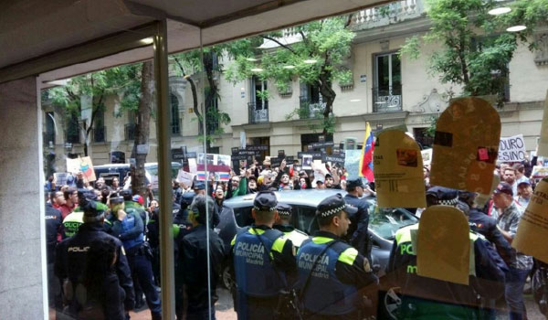 Más de 100 organizaciones denuncian que oposición venezolana está exportando su violencia callejera al estado español