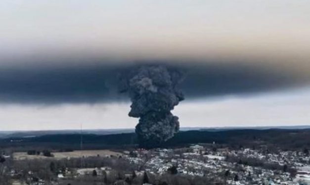 Desastre medioambiental en Ohio por el descarrilamiento de un tren de químicos, que vertió cloruro de vinilo